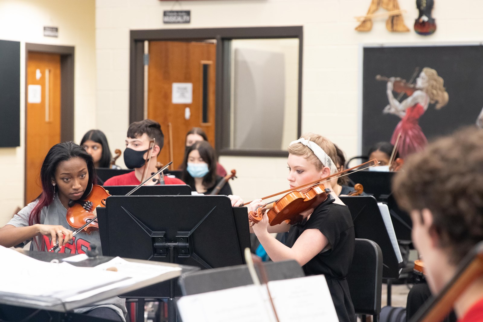 Allatoona%20High%20School%20students%20participate%20in%20James%20Palmer's%20orchestra%20class-22.jpg