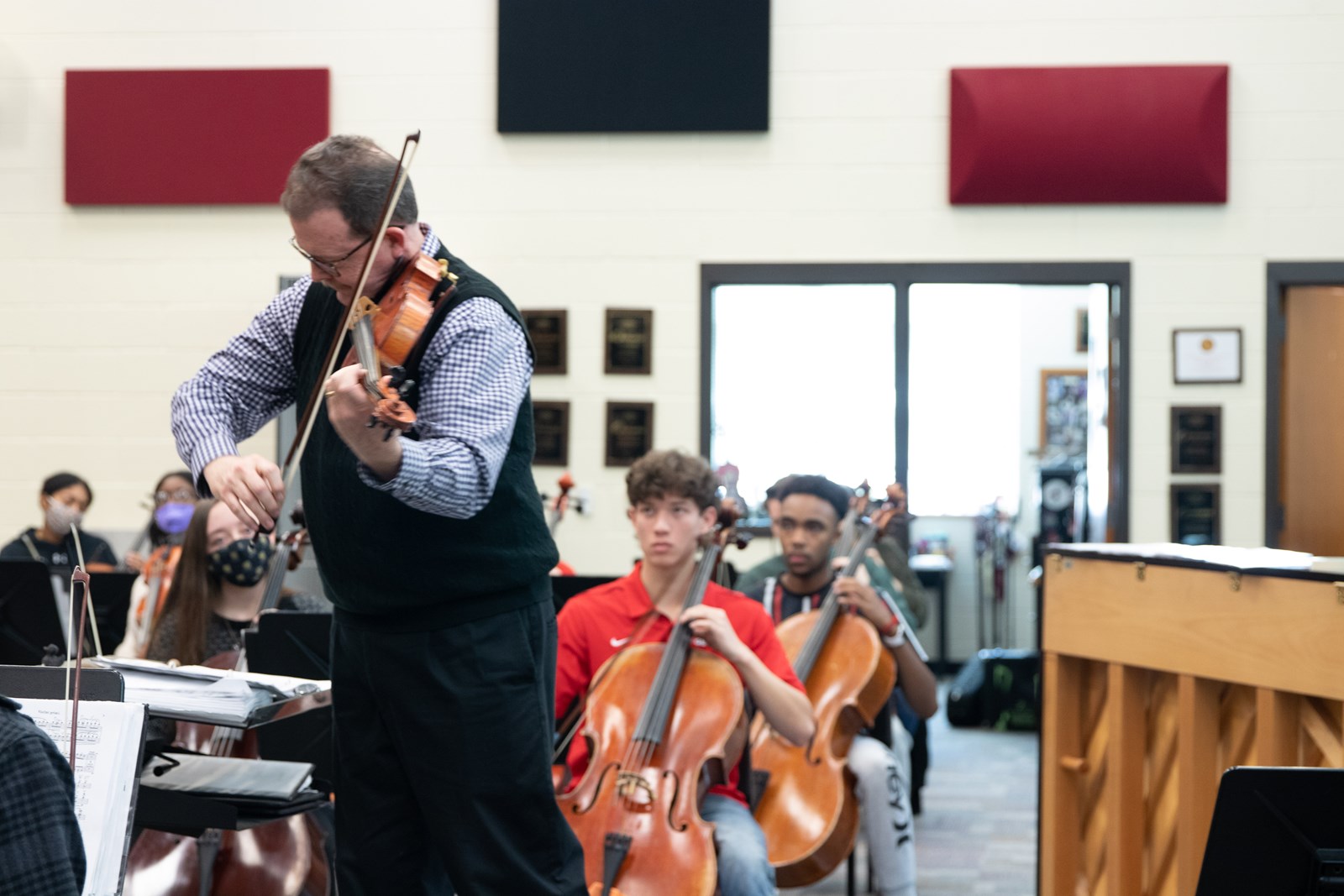Allatoona%20High%20School%20students%20participate%20in%20James%20Palmer's%20orchestra%20class-34.jpg