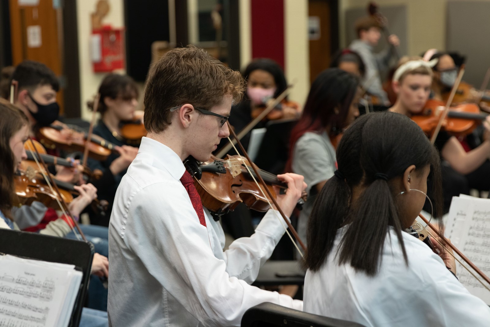 Allatoona%20High%20School%20students%20participate%20in%20James%20Palmer's%20orchestra%20class-46.jpg