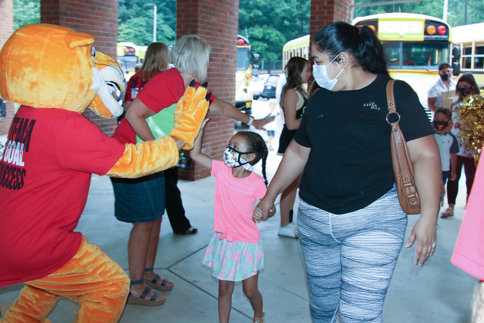 Kincaid students and parents take part in the kindergarten ride along and school sneak a peek event-13.jpg