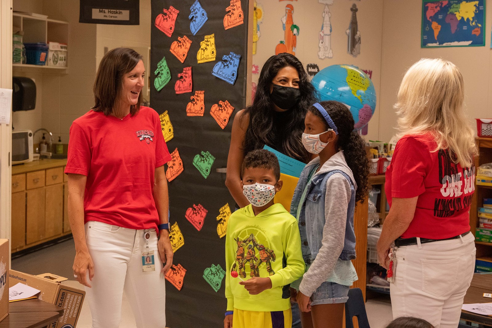 Kincaid students and parents take part in the kindergarten ride along and school sneak a peek event-172.jpg