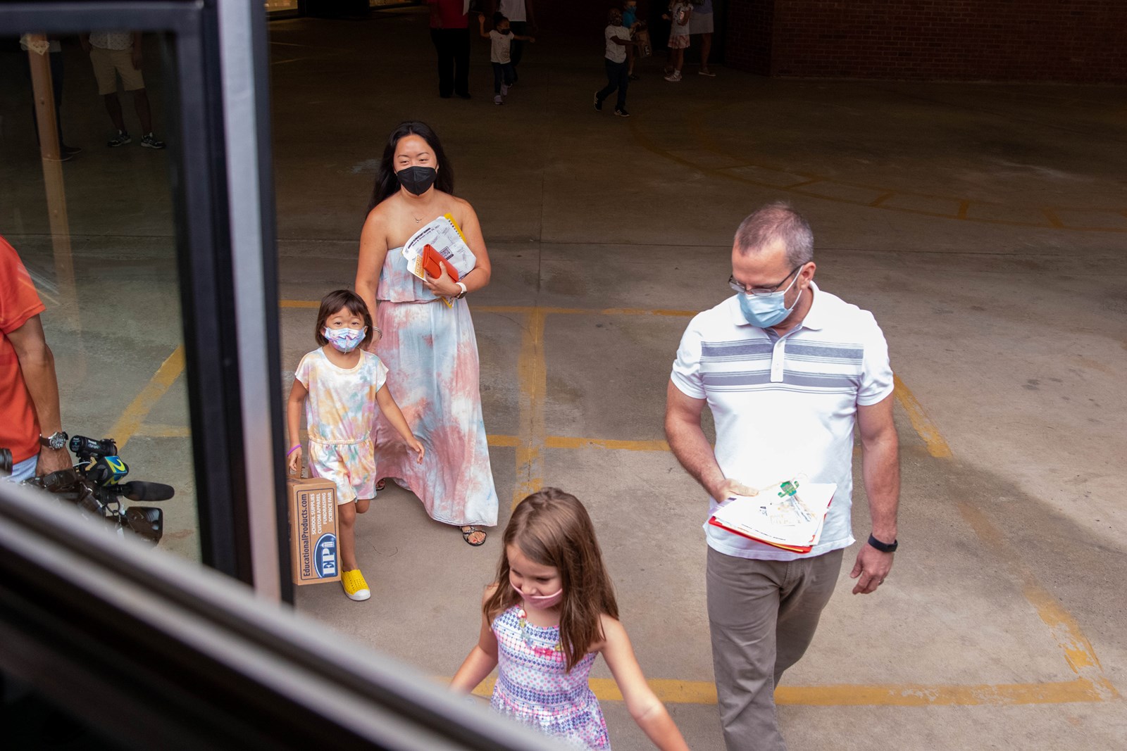 Kincaid students and parents take part in the kindergarten ride along and school sneak a peek event-177.jpg